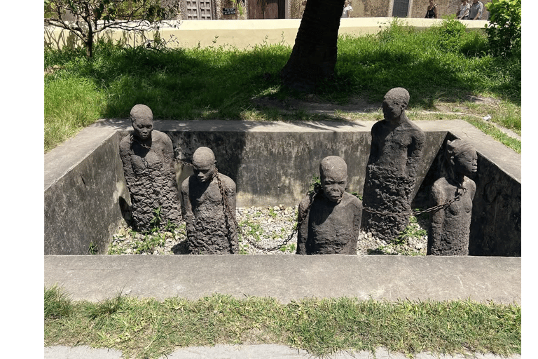 Excursão a Stone Town e à Quinta das Especiarias com almoço tradicionalPasseio pela Cidade de Pedra e Fazenda de Especiarias com Almoço Tradicional