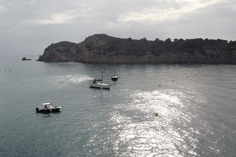 Passeio de barco privado com vinho, ibérico e snack gourmet tudo incluídoPasseio de barco particular com vinho, lanche gourmet ibérico, tudo incluído