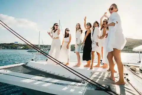 Milos: Kleftiko Sunset Catamaran Cruise mit Mahlzeit & Getränken