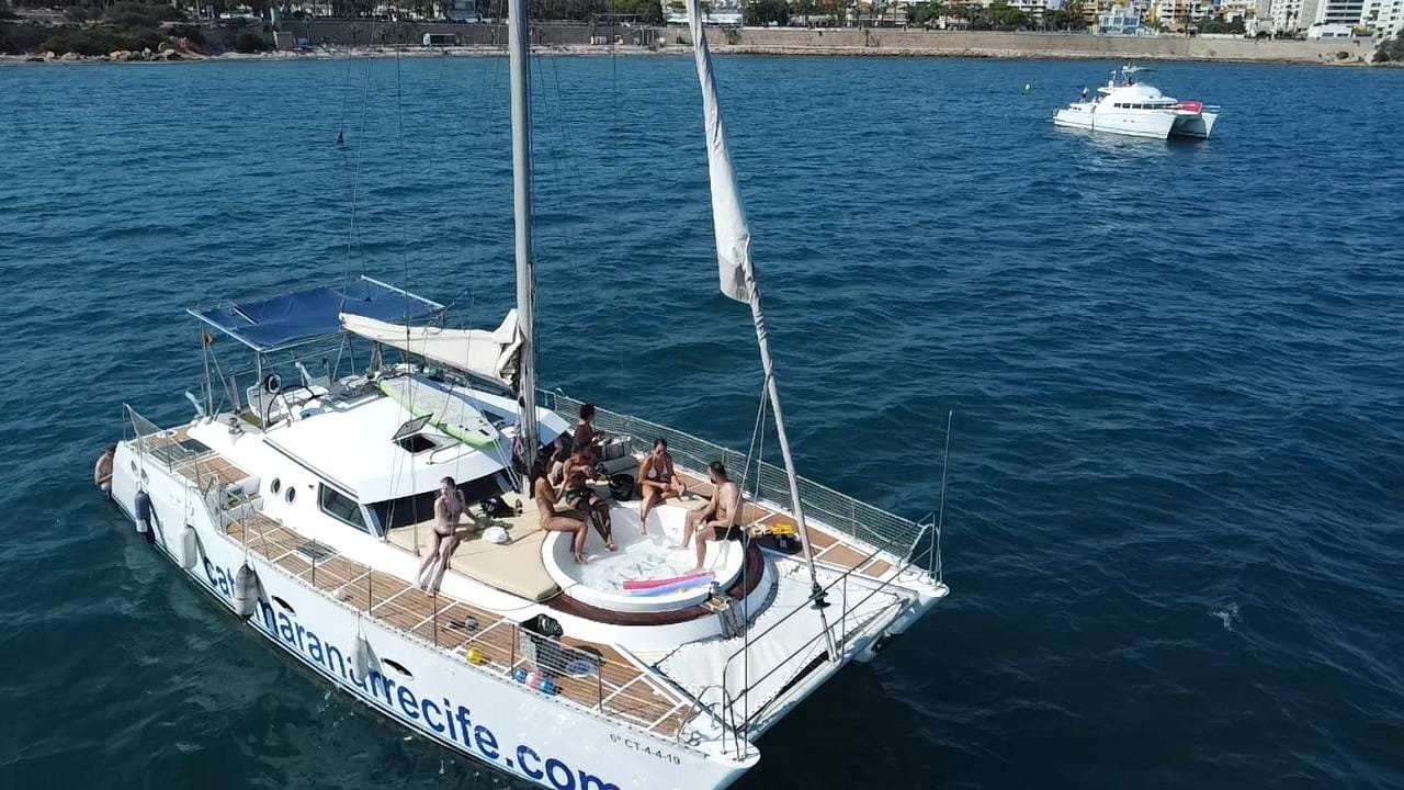 Torrevieja: Ausflug und Sonnenuntergang auf dem Katamaran mit Bad