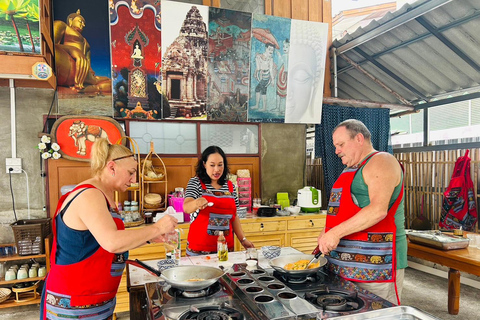 Chiang Mai : Thaise kookles met markttour in kleine groepWord lid van een kleine groep in het Engels