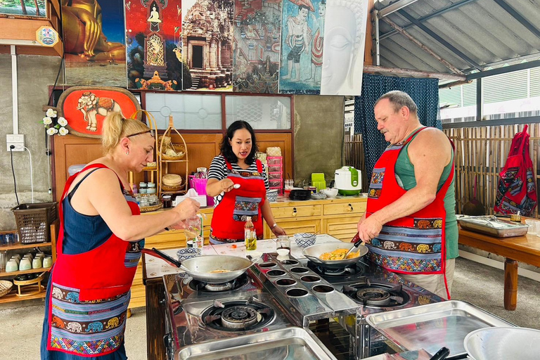 Chiang Mai : Small Group Thai Cooking class with market tour Join a small group in English