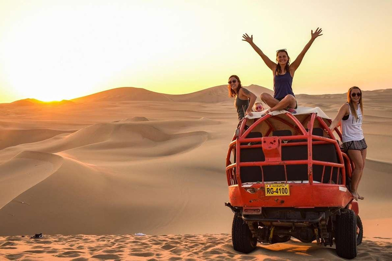 Sandboarding en el desierto de Ica al atardecer