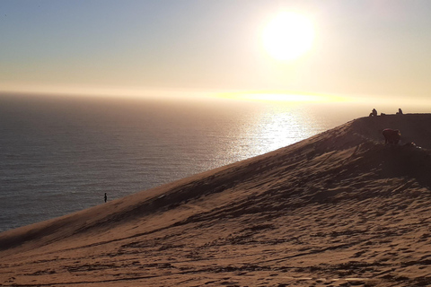 Sandboarding et coucher de soleil dans les dunes de ConconCoucher de soleil dans les dunes de Concon