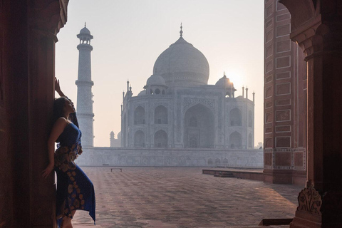 Agra: Wycieczka z przewodnikiem z biletem wstępu do Taj Mahal i transferem do hotelu