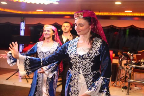 Istambul: Cruzeiro com jantar no Bósforo com entretenimento