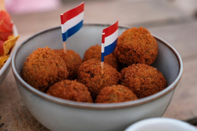 The Hague: Canal Cruise with Drinks and Snacks