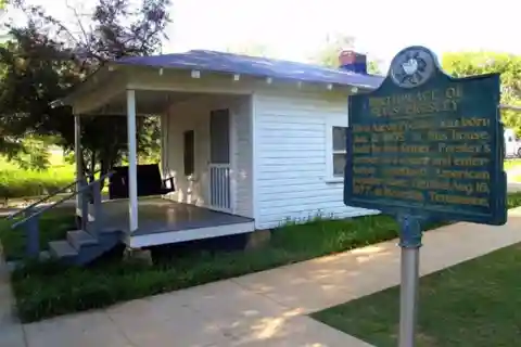 From Memphis: Elvis Presley Birthplace and Park Guided Tour