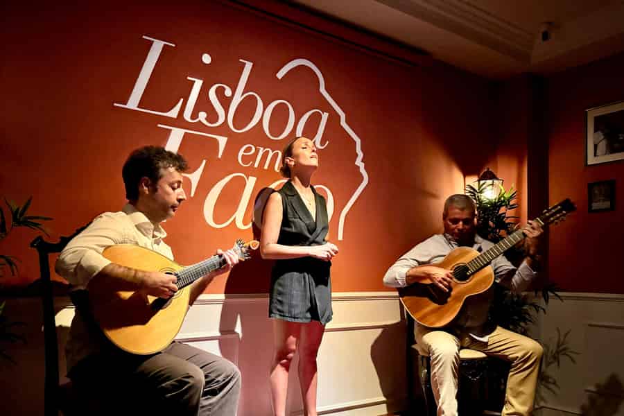 Lissabon: Live-Fado-Show mit Portwein im historischen Zentrum. Foto: GetYourGuide