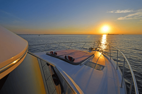 La Paz: Deluxe Yacht Adventure with Paddleboarding