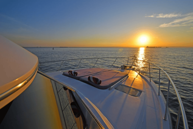 La Paz: Deluxe Yacht Adventure with Paddleboarding