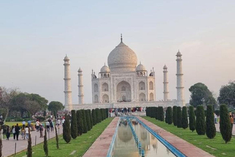 From Delhi: Taj Mahal Day Trip by AC Car with 5-Star Lunch All-Inclusive Tour: AC Car, Guide, 5-Star Meal & Tickets