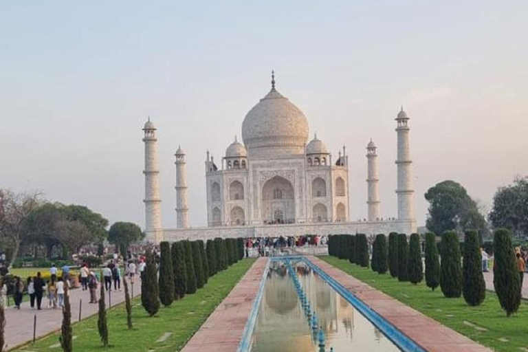 From Delhi: Taj Mahal Day Trip by AC Car with 5-Star Lunch All-Inclusive Tour: AC Car, Guide, 5-Star Meal & Tickets