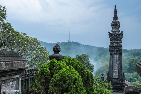 Hue: Cruzeiro no Rio Perfume com o Pagode e Túmulos de Thien Mu