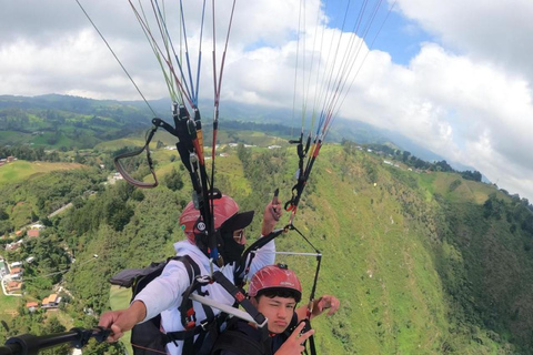 Paralotniarstwo w pobliżu Medellin San Felix: latanie ze zdjęciami i filmami GoPro