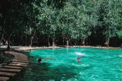 Piscine d'émeraude - sources chaudes - grotte du tigre en camionnette VIP