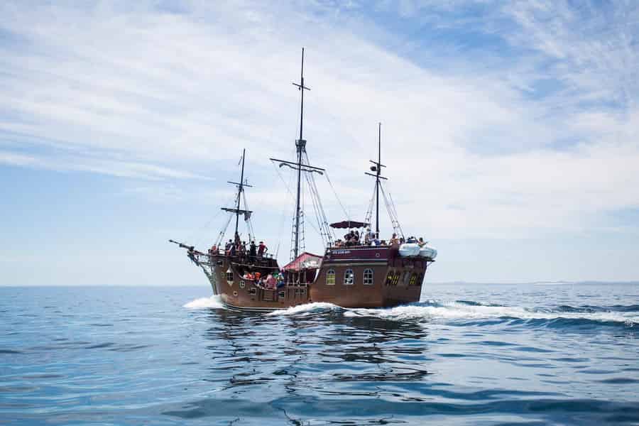 Kapstadt: Tageserlebnis mit Bootsfahrt auf dem Piratenschiff Jolly Roger. Foto: GetYourGuide Kapstadt: Tageserlebnis mit Bootsfahrt auf dem Piratenschiff Jolly Roger. Foto: GetYourGuide
