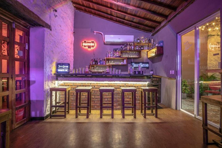 Cartagena: Salsa Class and Bar Hopping Tour with Drinks