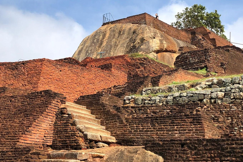 Roca de Sigiriya Cueva de Dambulla y Excursión al Pueblo Desde TrincomaleeSigiriya: Fortaleza de Roca, Templo de la Cueva de Dambulla y Excursión por el Pueblo