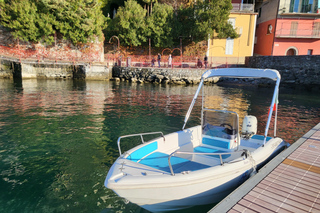 Lake Como: Self Drive Boat 40 HP - without driving license