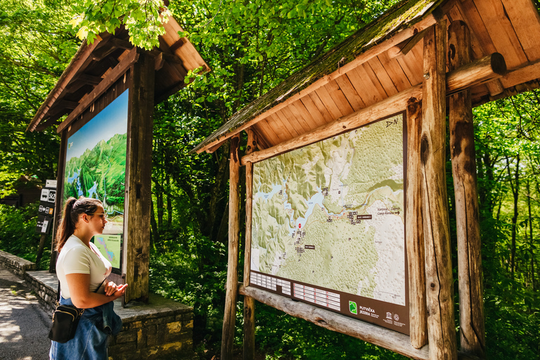 Vanuit Split of Trogir: Plitvice Meren Tour met toegangsbewijsPlitvicemeren: groepstour vanuit Split