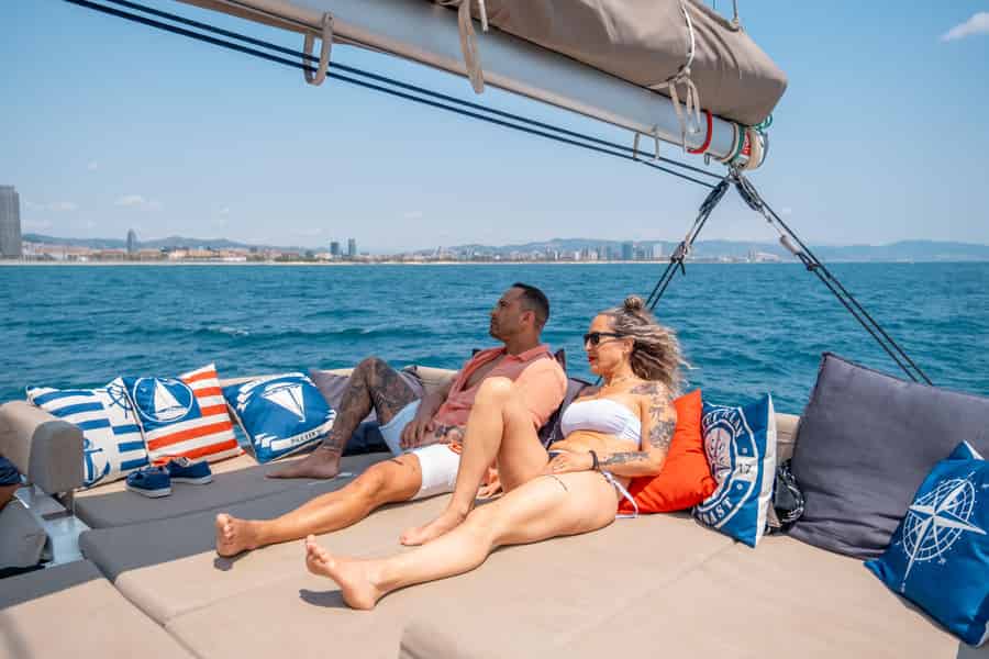 Barcelona: Katamaran-Kreuzfahrt mit Segeln, Schwimmen, Wein und Tapas. Foto: GetYourGuide Barcelona: Katamaran-Kreuzfahrt mit Segeln, Schwimmen, Wein und Tapas. Foto: GetYourGuide