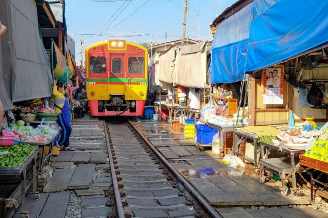 Bangkok: Train + Water Market with Wat Arun