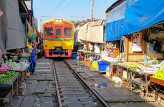 Bangkok: Zug + Wassermarkt mit Wat Arun