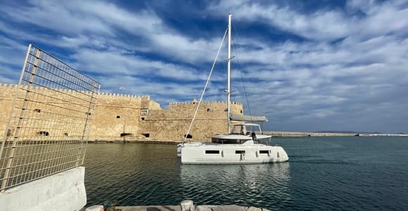 Heraklion: Dia Island Catamaran Cruise with Wine Tasting