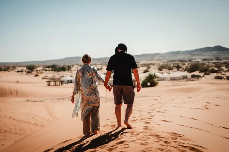 Da Fes: Tour del deserto indimenticabile di 3 giorni a MarrakechCampo desertico standard