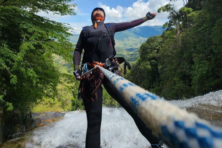 Extreem Canyoning ALL Inclusive bij MedellínRivier La Chorrera