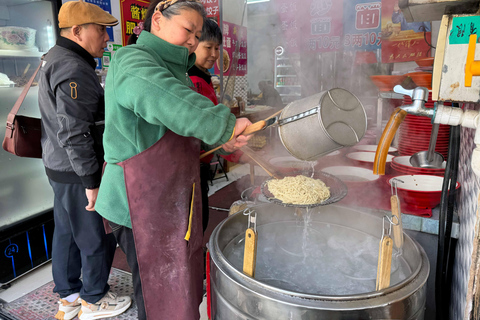 Shanghai: Local Food Market and Park Walking Tour