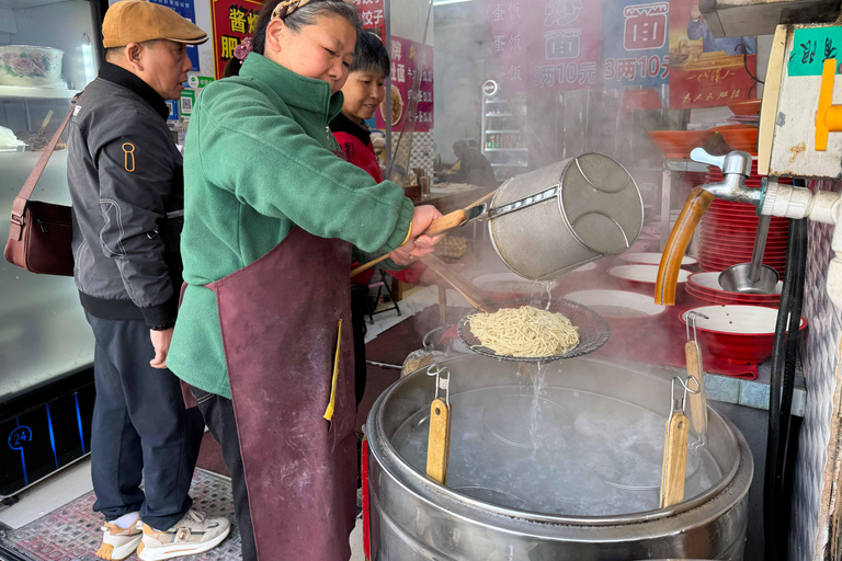 Shanghai: Local Food Market and Park Walking Tour