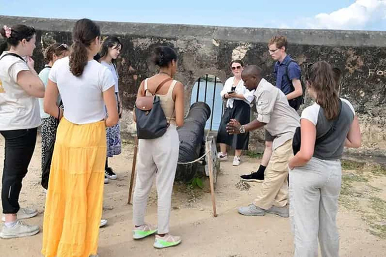 Aluga um guia local para uma experiência de turismo em Mombaça.