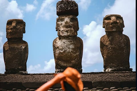 Los moai que siguen caminando: la historia completa de Rapa Nui