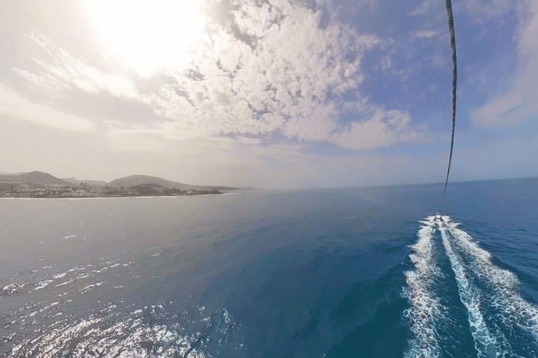 Tenerife: Fly through the sky on a parasail in Los Cristianos Tenerife: Fly through the sky with parasailing in Los Cristianos