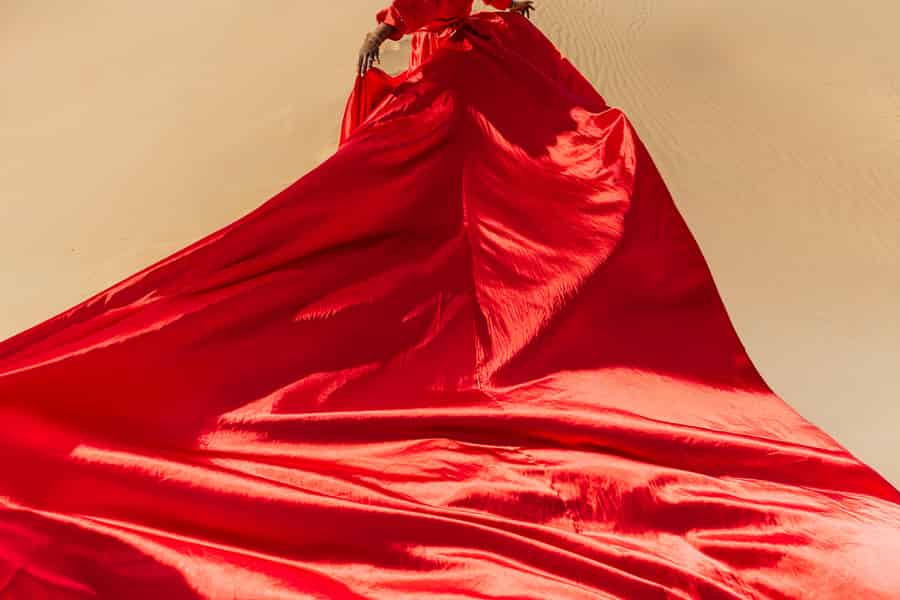 Fotoshooting mit fliegendem Kleid in Dubai. Foto: GetYourGuide Fotoshooting mit fliegendem Kleid in Dubai. Foto: GetYourGuide