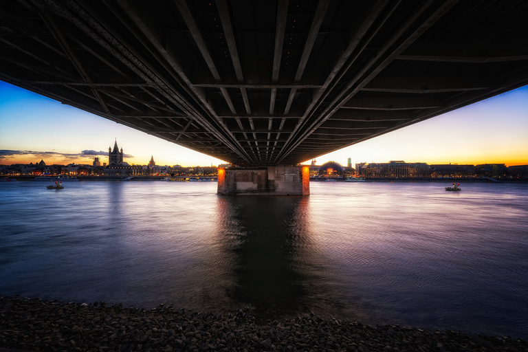 Kolonia podkreśla prywatną pieszą wycieczkę i panoramiczny rejs łodzią