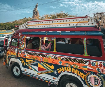 Dakar: visit the city on board an iconic express bus