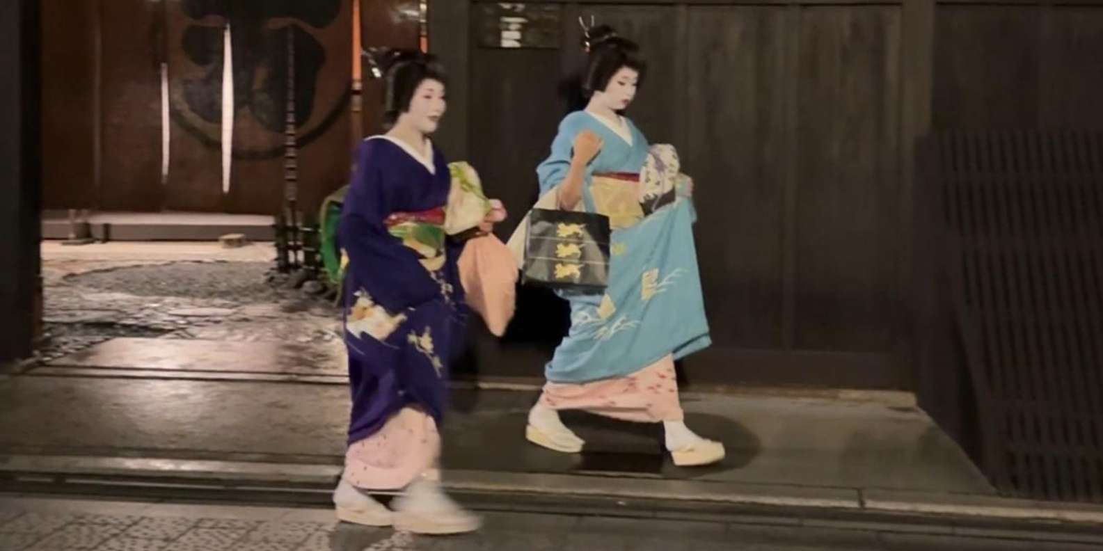 Kyoto: Gion Magical Night Walking Tour with Geisha Trivia