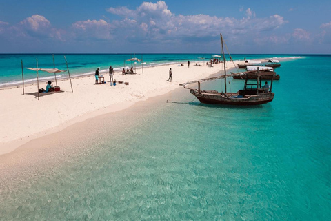 桑给巴尔：监狱岛、纳库彭达沙滩和萨拉姆海龟游泳私人观光（含接送服务）