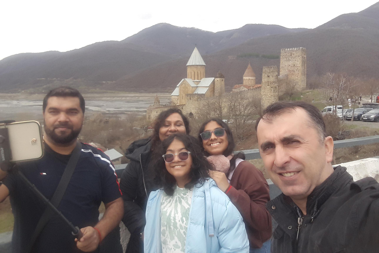 Tour privado de día completo a las montañas de Gudauri y Kazbegi