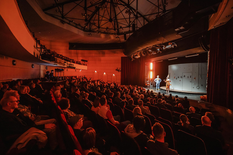 Bilhete para a comédia &#039;Himmlische Zeiten&#039; no COMÖDIE DresdenBilhete para a comédia «Himmlische Zeiten» (Tempos Celestiais) no COMÖDIE Dresden