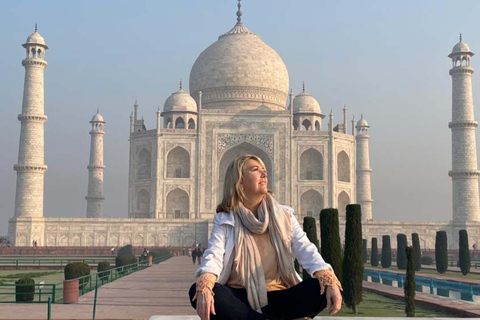 Agra: Tour guidato del Taj Mahal con opzione &quot;salta la fila&quot;.Tour privato del Taj Mahal tutto incluso da Nuova Delhi