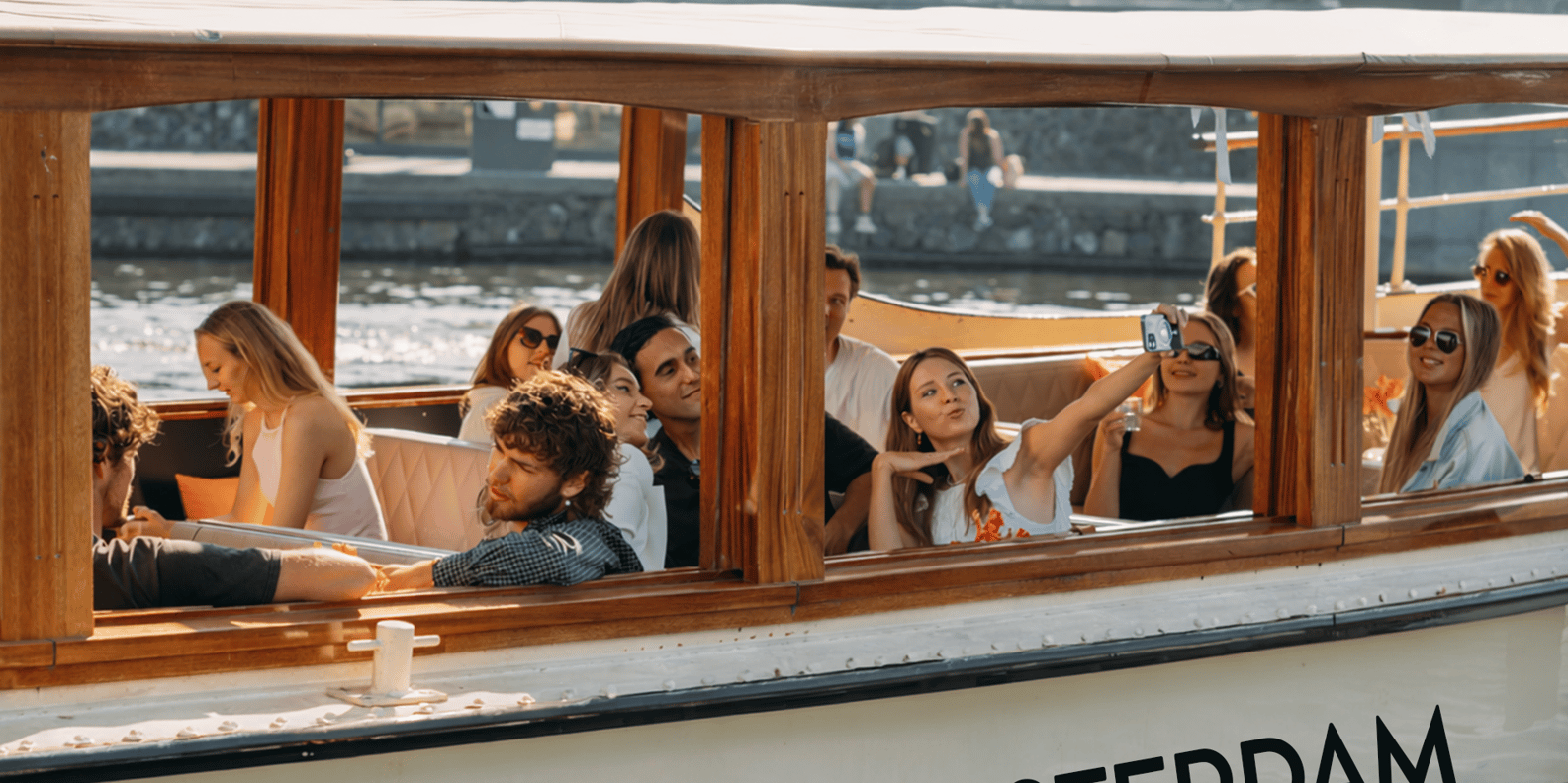 Amsterdam: Luxury Canal Cruise with Unlimited Drinks & Bites