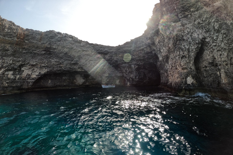 Comino: Private Bootstour mit Schnorchelaktivitäten und HöhlenInsel Comino: Höhlenbesichtigung und Schnorchelaktivitäten