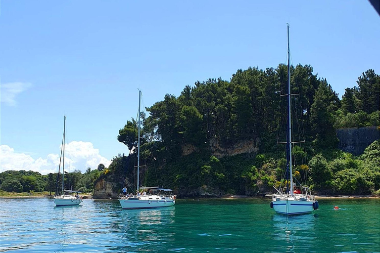 Corfù: Crociera privata di un&#039;intera giornata con barca a velaCorfù: crociera privata di un&#039;intera giornata in barca a vela