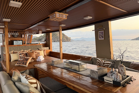 Labuan Bajo: Komodo Full Day Tour Luxury Boat Sunset Cruise Komodo Tour Luxury Boat with Drone and GoPro Underwater