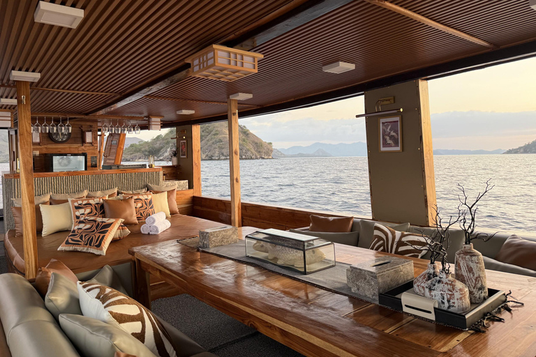 Labuan Bajo: Komodo Full Day Tour Luxury Boat Sunset Cruise Komodo Tour Luxury Boat with Drone and GoPro Underwater