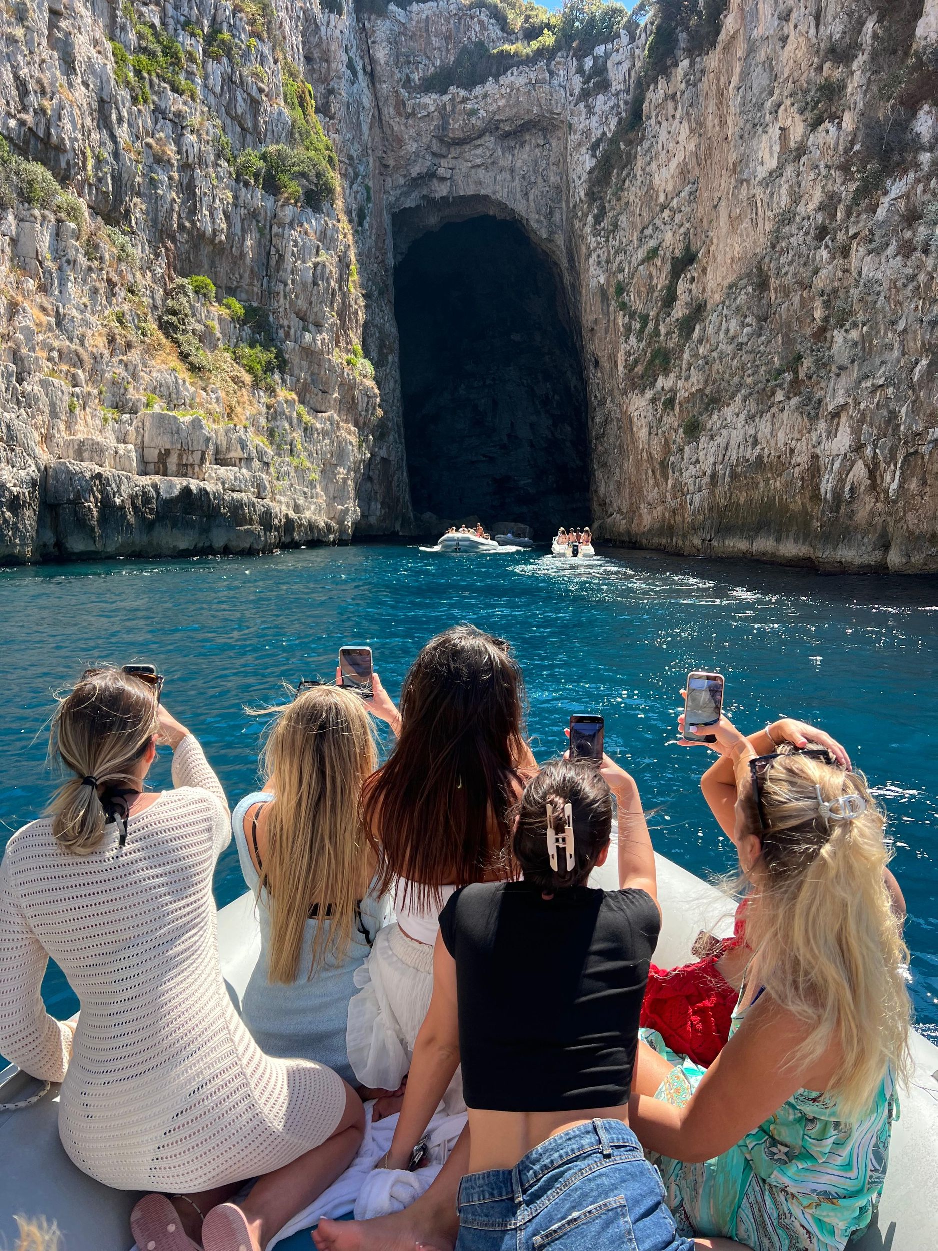 Von Vlore: Haxhi Ali-Höhle & Karaburun-Tour mit dem Schnellboot